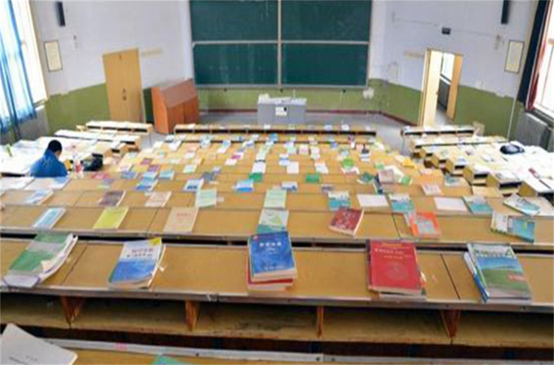 名校抢座现象多严重？看完清华的抢座照片，才知道差距这么大