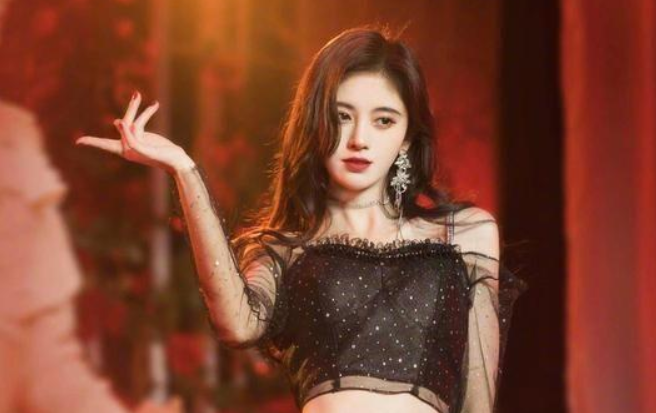 鞠婧祎让王思聪也爱而不得，被批做作得要死，几年后却越黑越红