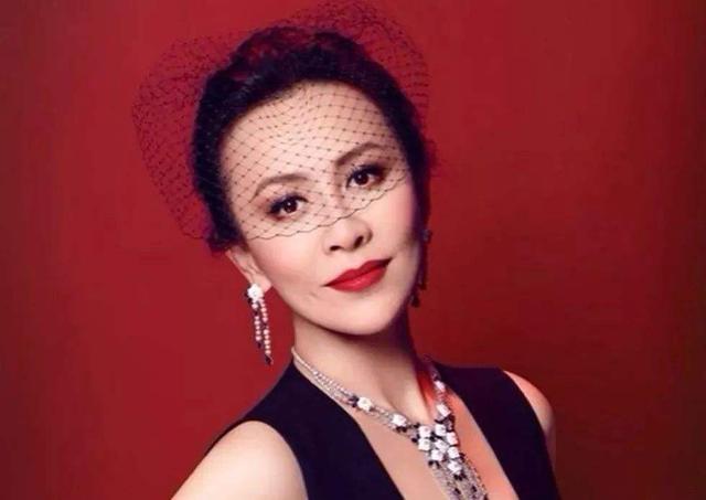 1990年凌晨，刘嘉玲被3名劫匪绑架，12年后绑匪将裸照公之于众