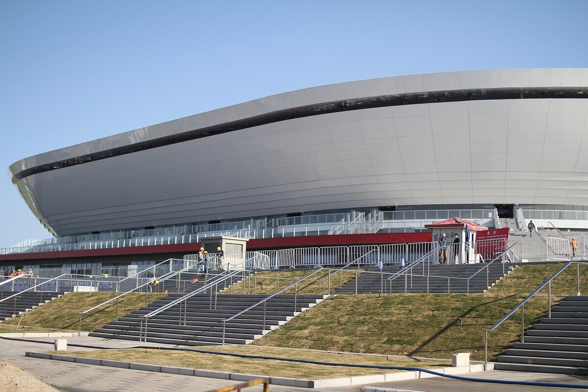 浦东足球场是上海继虹口足球场,金山足球场后又一座专业足球场.