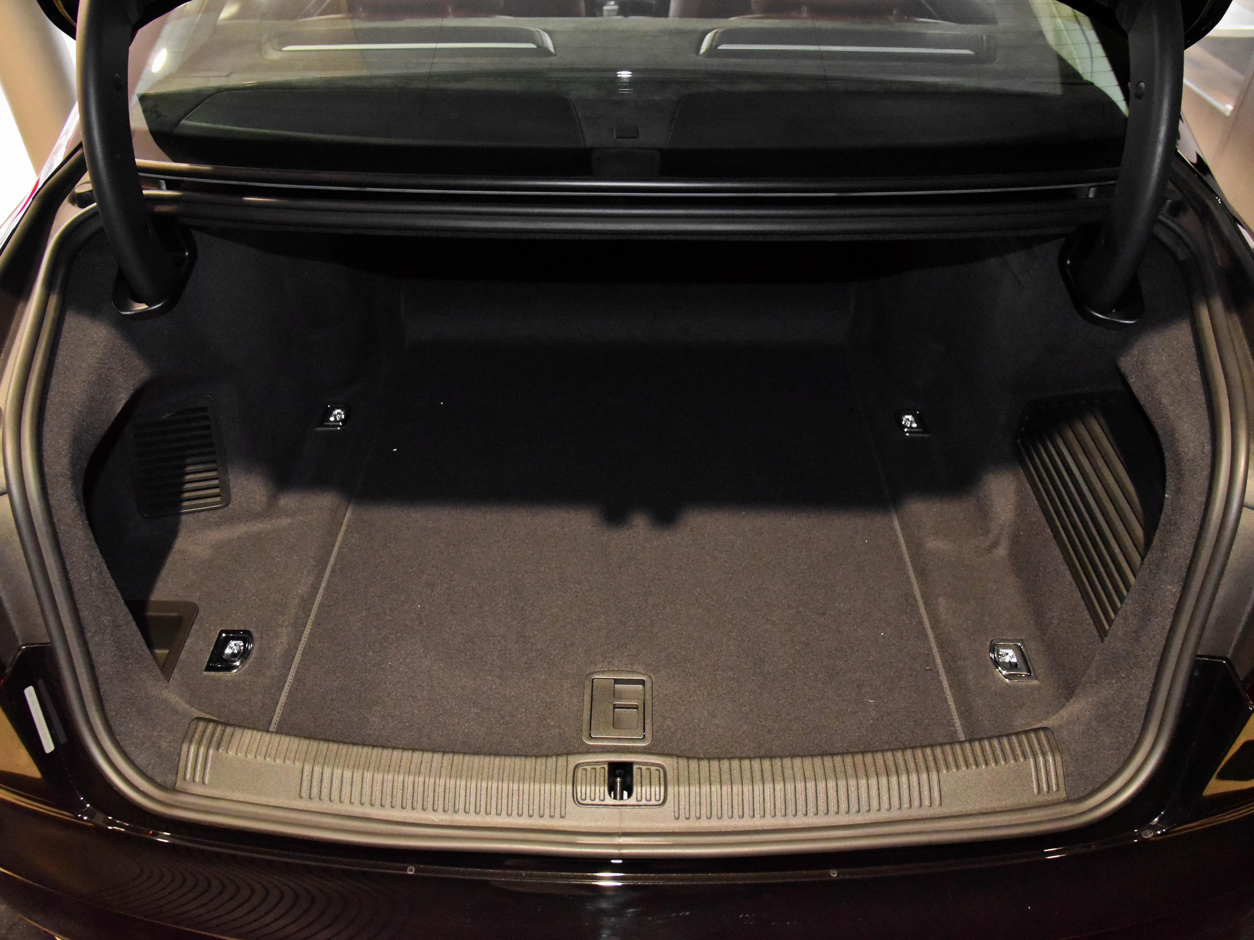 进口旗舰级豪华轿车，四座独立大空间气场顶级，带你看奥迪A8