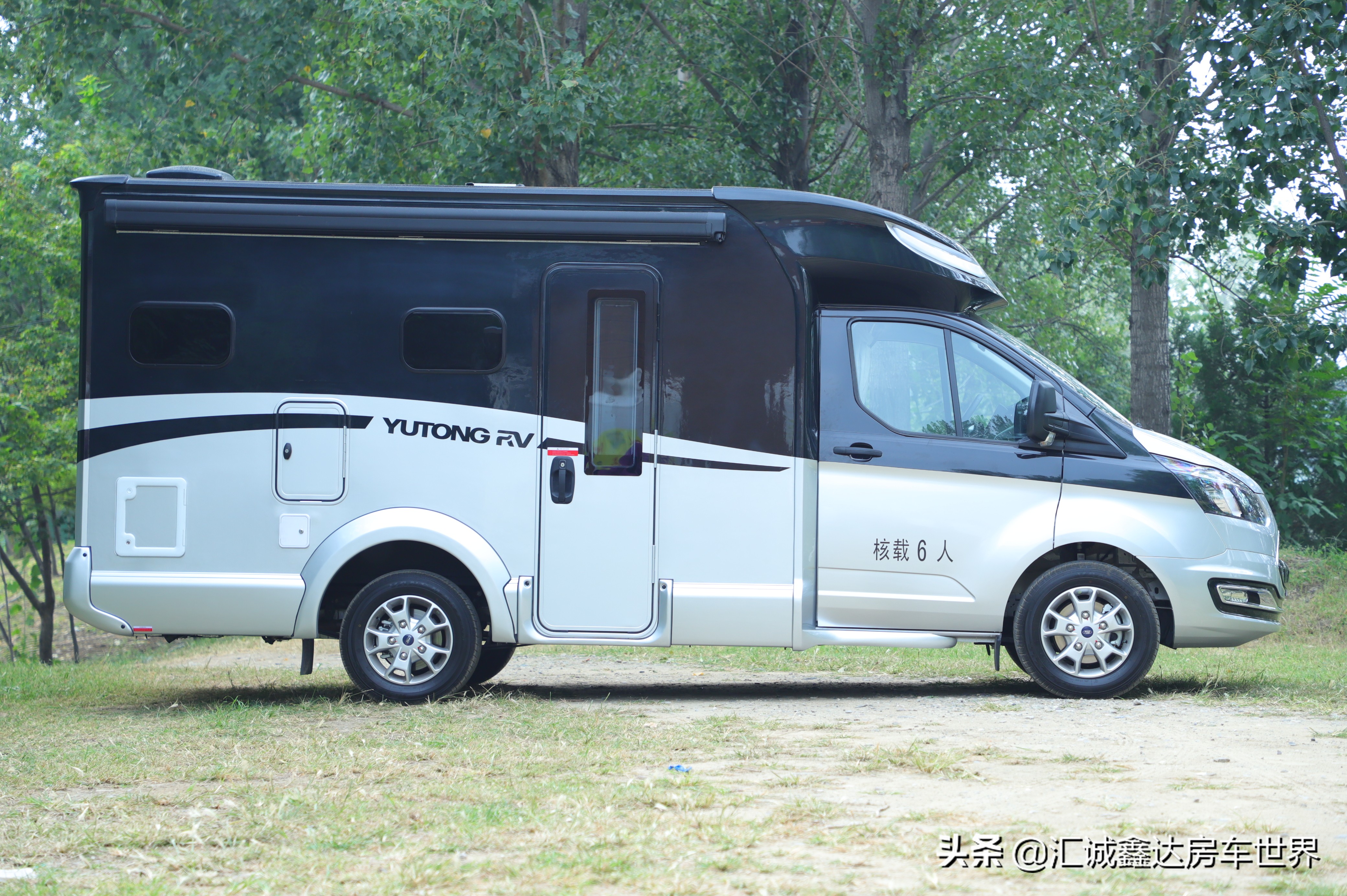 高仅2.7米,商务风十足的宇通小顶房车,福特动力,带3床6座