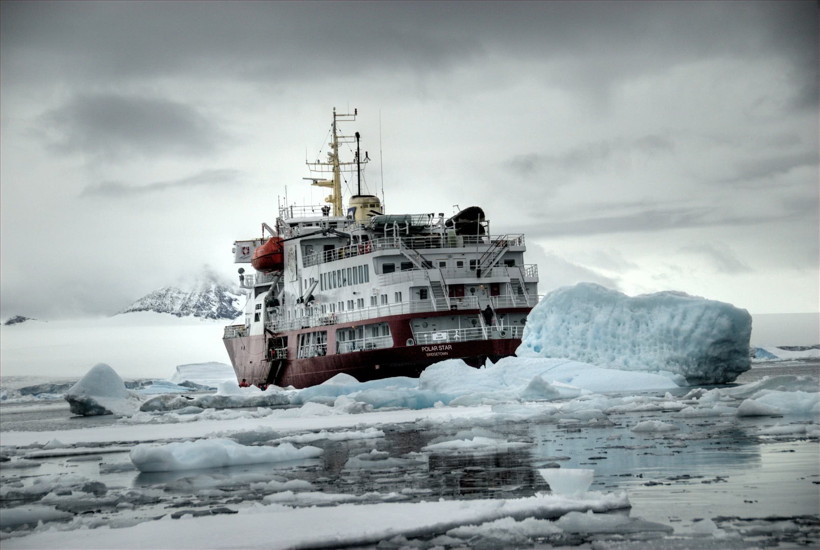 雪龙号撞冰山牵动人心，破冰船为何撞不过冰山？一部影片看了都懂