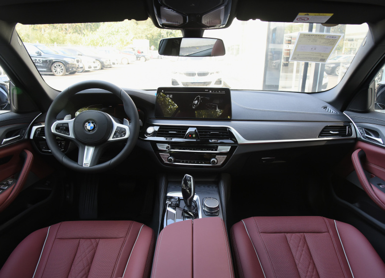 手握40万，奥迪A6L和宝马5系哪个档次高？对比后差距明显