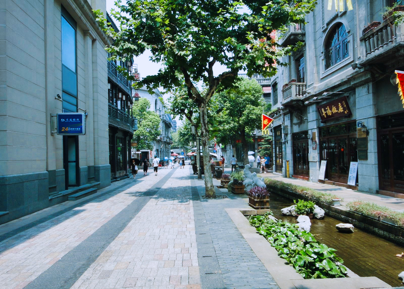 湖滨路步行街——杭州最繁华的商业街湖滨位于西湖与城市的接壤之地