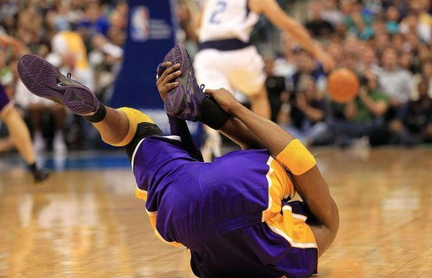 为什么nba球员受伤不能扶（NBA球员受伤最严重的一次，有的因伤病提前退役，无法回到球场）