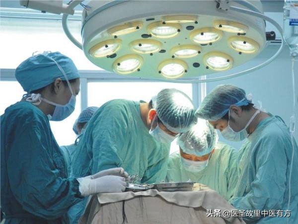 孩子呕吐、哭闹、昏睡别大意！可能是肠梗阻，该病发展快会致命