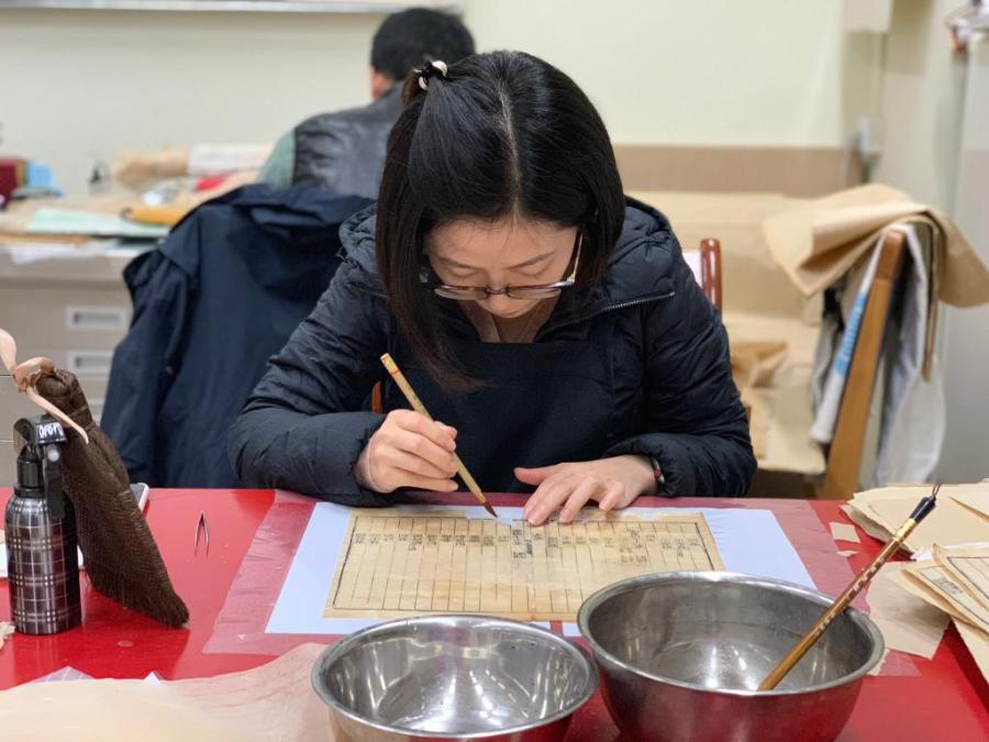 新闻周刊丨文物会得“癌症”还传染？！我在青博修文物：会望闻问切，还要懂护肤美颜