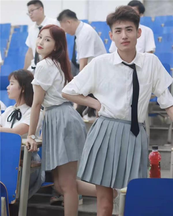 男班长拍毕业照短裙上阵，“大长腿”羡煞女同学，此刻我独领风骚