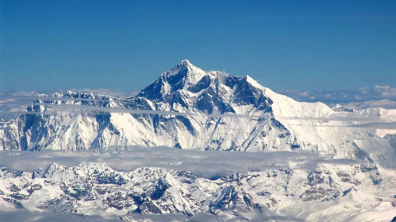 珠穆朗玛峰在哪个国家(珠穆朗玛峰一半在中国，一半在尼泊尔，为何被普遍认为只属于我国)