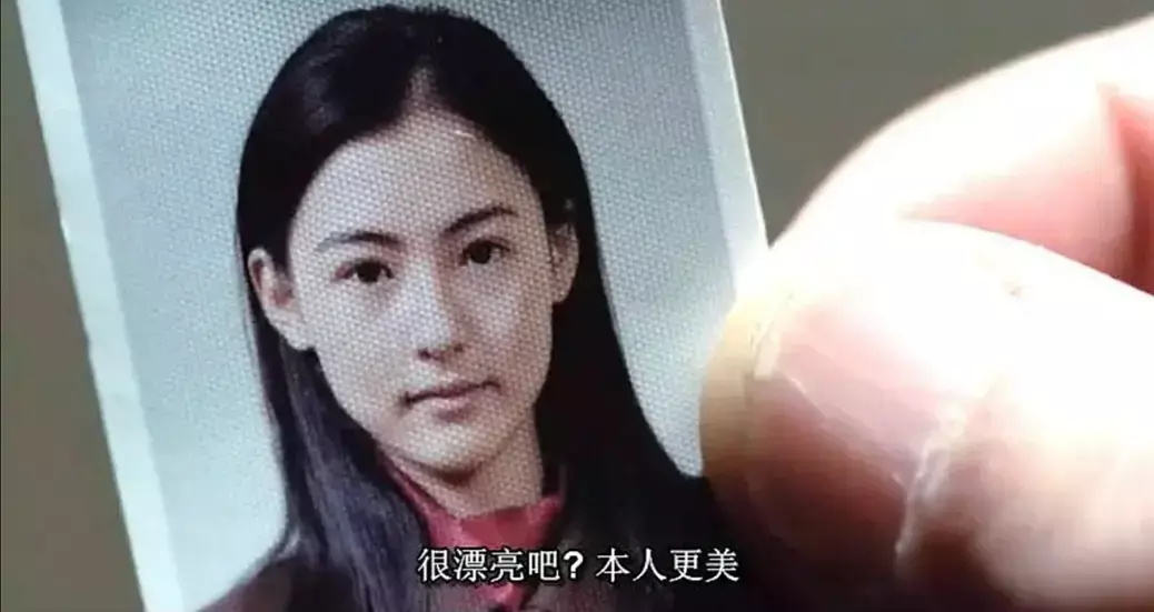 女证件照(女明星证件照对比，张柏芝素颜楚楚动人，刘亦菲看一眼就被惊艳了)