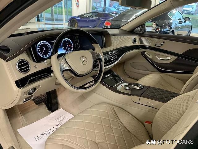实拍 </p><p>　　 迈巴赫S650普尔曼双色加长版，除了顶级奢华没啥了