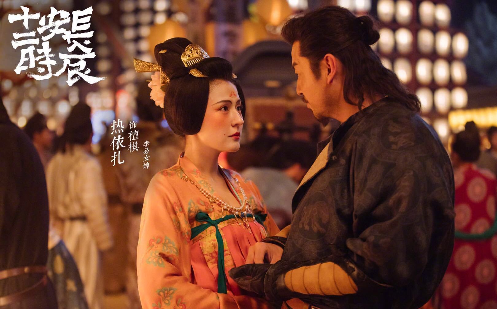 热依扎穿着大胆，机场亮相太吸睛，健康的性感大获好评