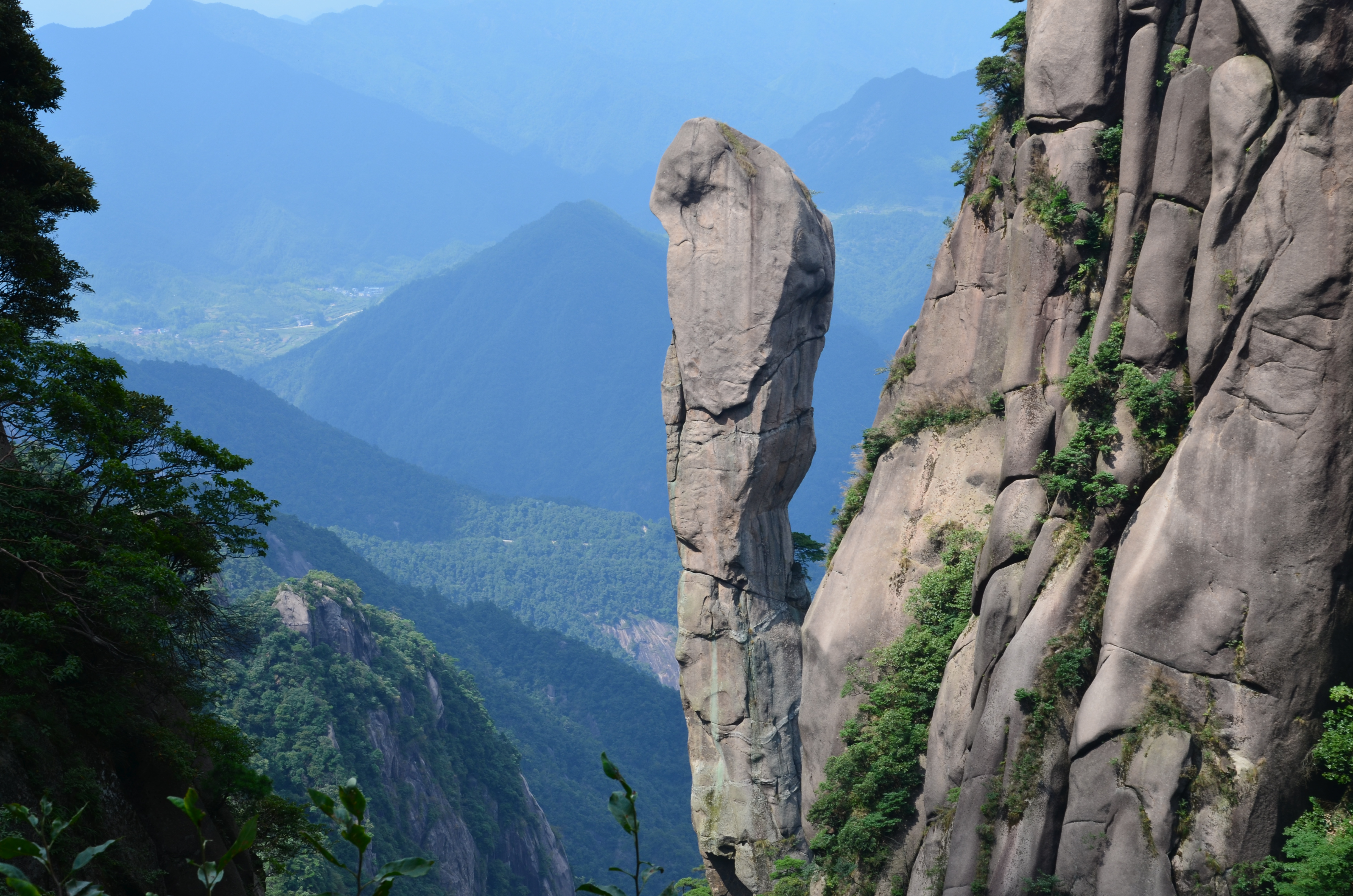 三清山位于江西省上饶市玉山县与上饶德兴市交界处,为怀玉山脉主峰.