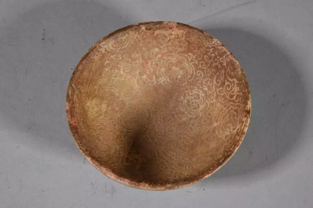 父子借钱买这个乾隆玉碗,有人十块钱都不要,有人要花300万买