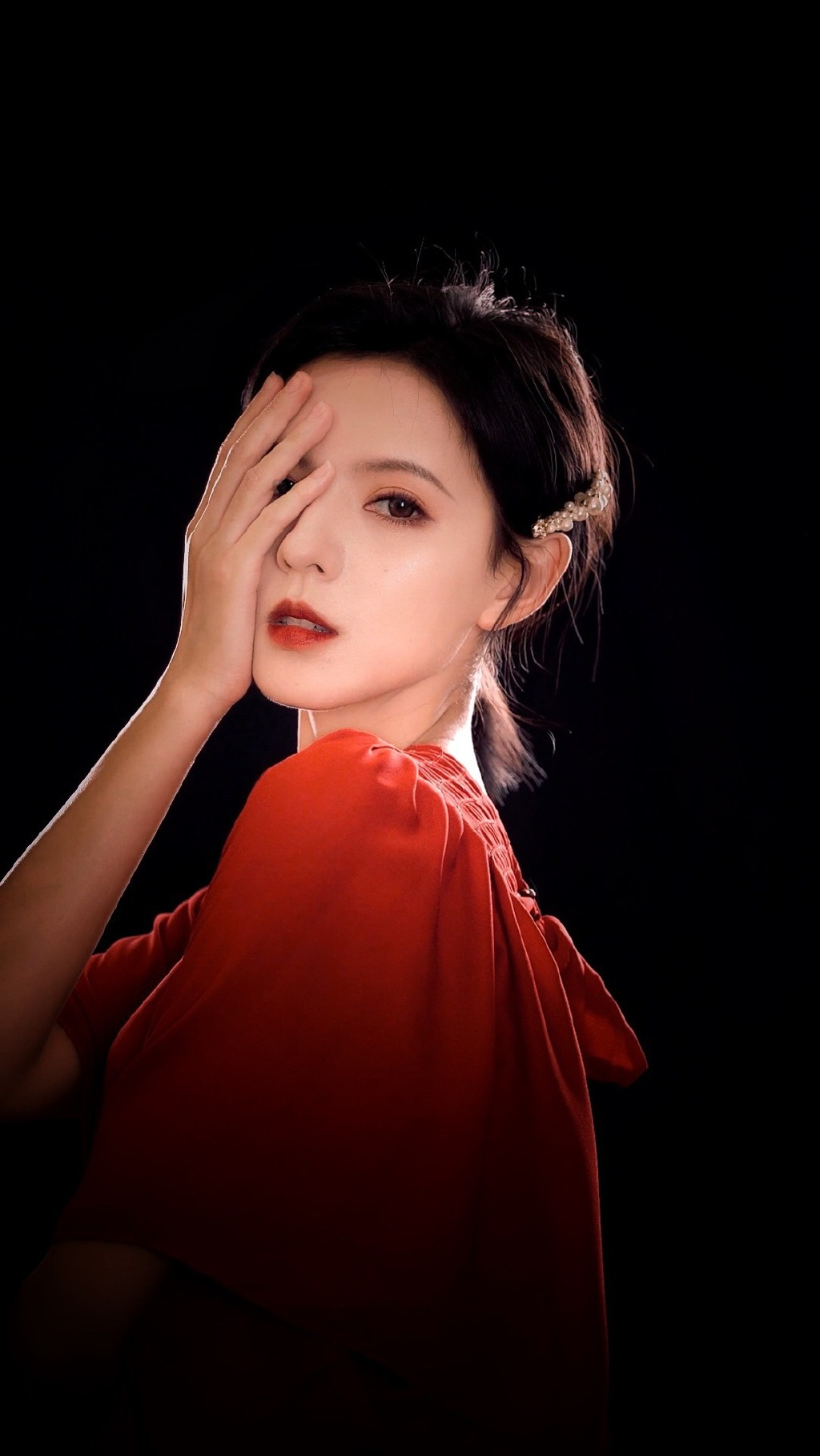 蓝色蕾丝旗袍图片(《韫色过浓》甜蜜热播,张予曦复古造型好美,蓝色