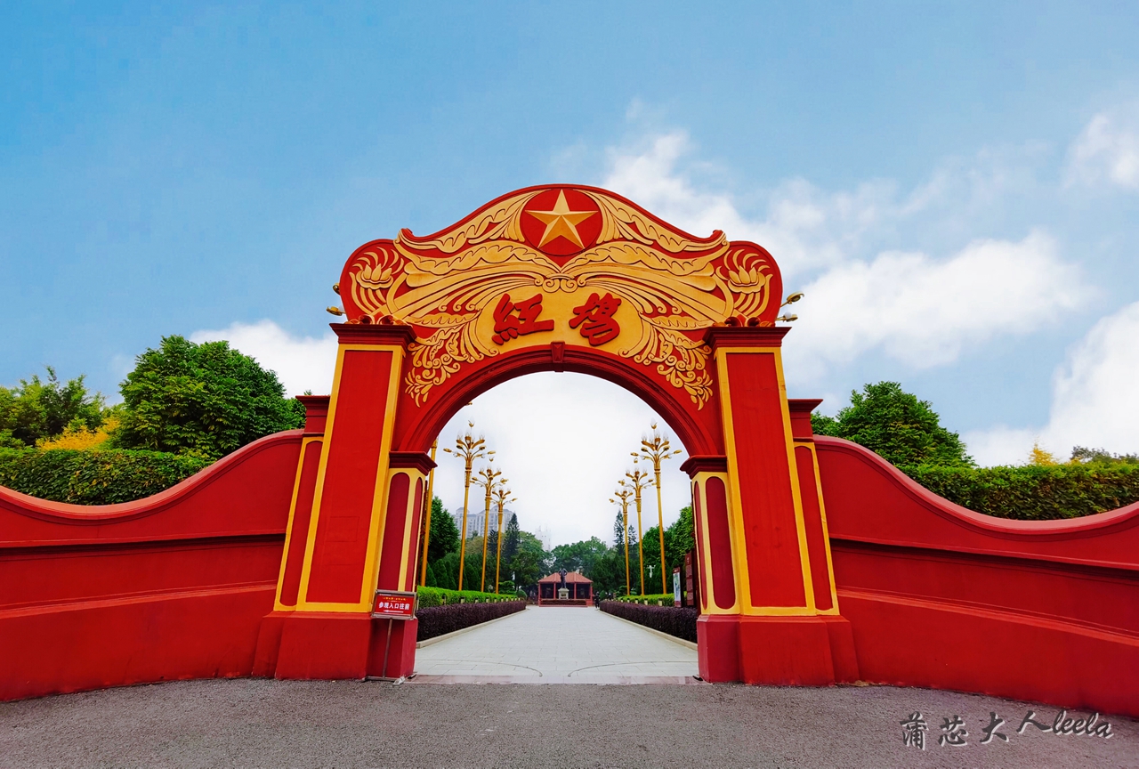 红宫红场旁边的广场有澎湃,郭沫若等人的铜像,还有红二师,红四师会师