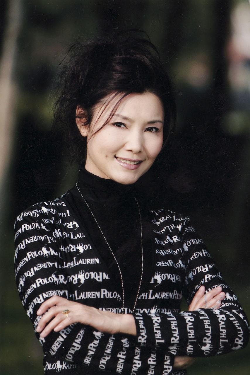 姜黎黎吴越算是剪对了头发,五官柔和却有大气场,白发不染也元气