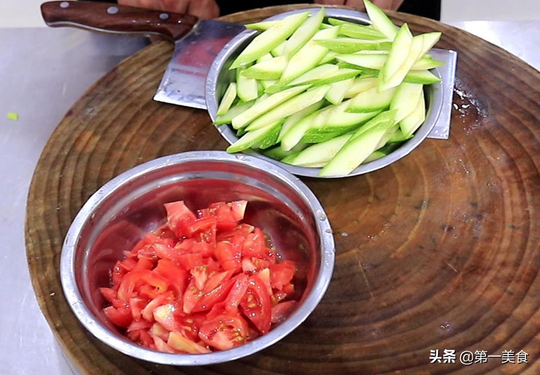 两个西葫芦，一个西红柿，厨师长的秘制家常菜，松脆爽口，清淡开胃