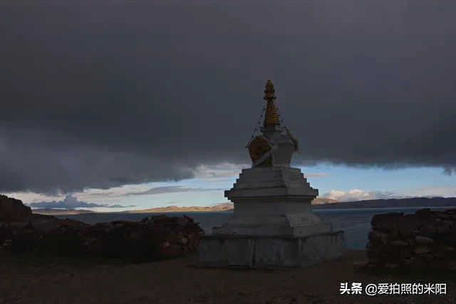 清晨纳木措，雨滴敲打着屋顶