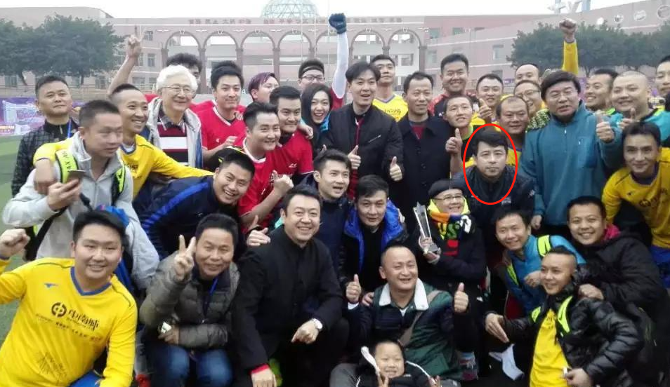 傳言包養女大學生，口无遮拦被除名，多才的阿丘怎样自毁前程？