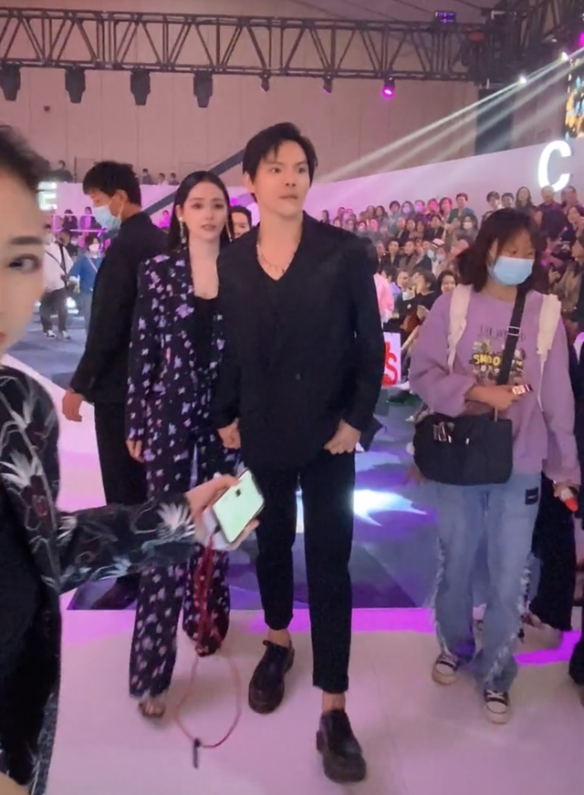 偶遇向佐一家看画展，郭碧婷素颜出镜被夸很美，小奶皇长得很可爱