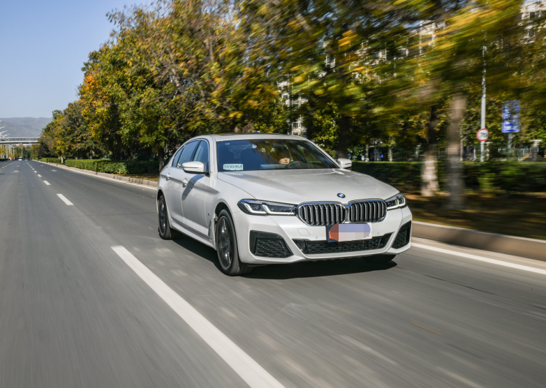 手握40万，奥迪A6L和宝马5系哪个档次高？对比后差距明显