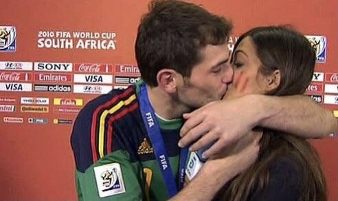 西班牙世界杯夺冠卡西亲吻女友(卡西与妻子正式离婚 癌症 心梗时共患难 世界杯一吻成经典（图）)