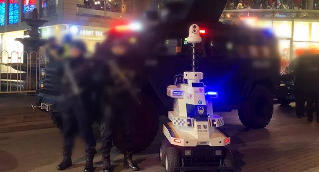 揭秘！这是你看过科技感MAX的高考场外“送考员”