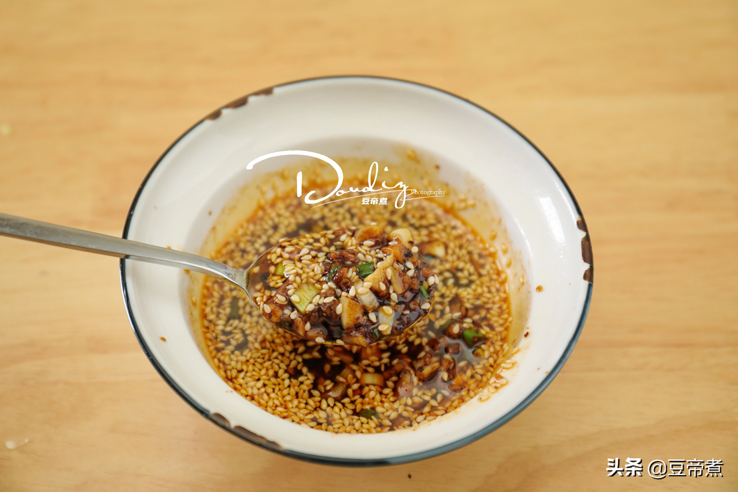 拒绝精致穷，一个人吃饭不随便，鸡腿三根吃出新花样