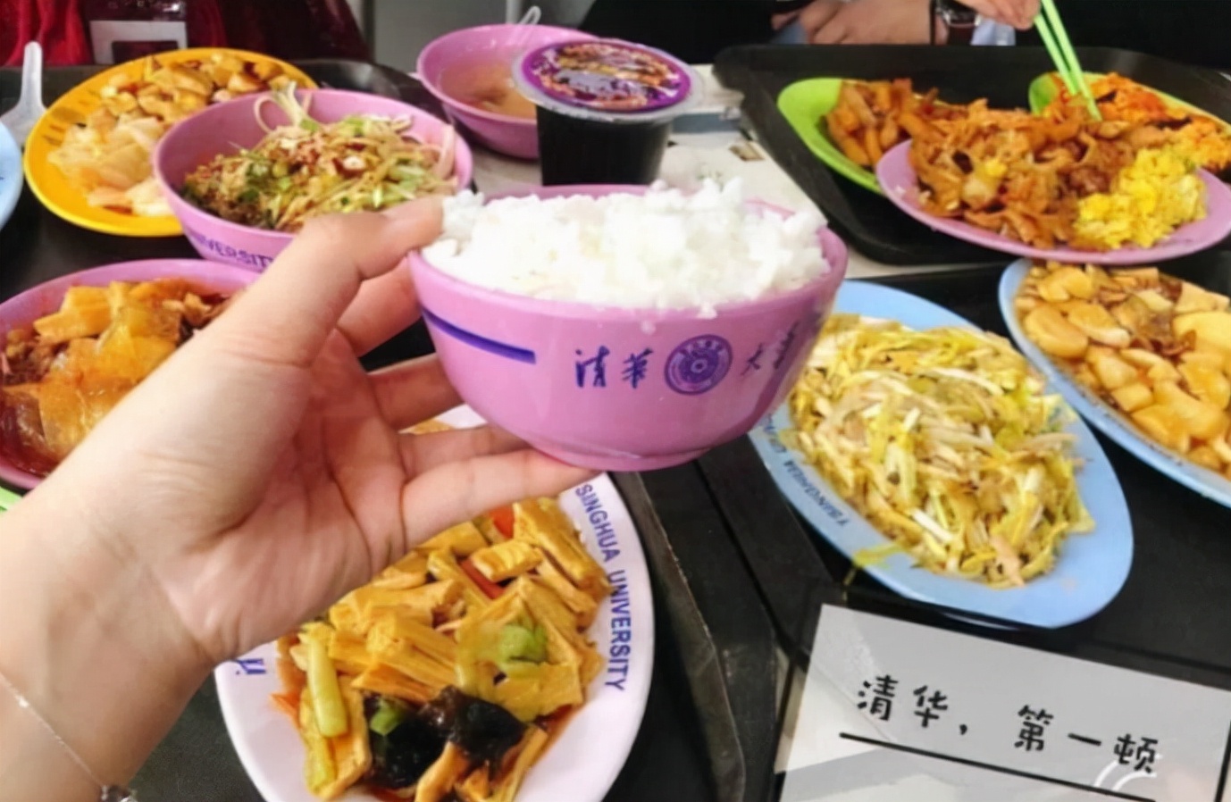 清华食堂内部照片曝光，引无数学生羡慕，果然优秀的人容易被善待