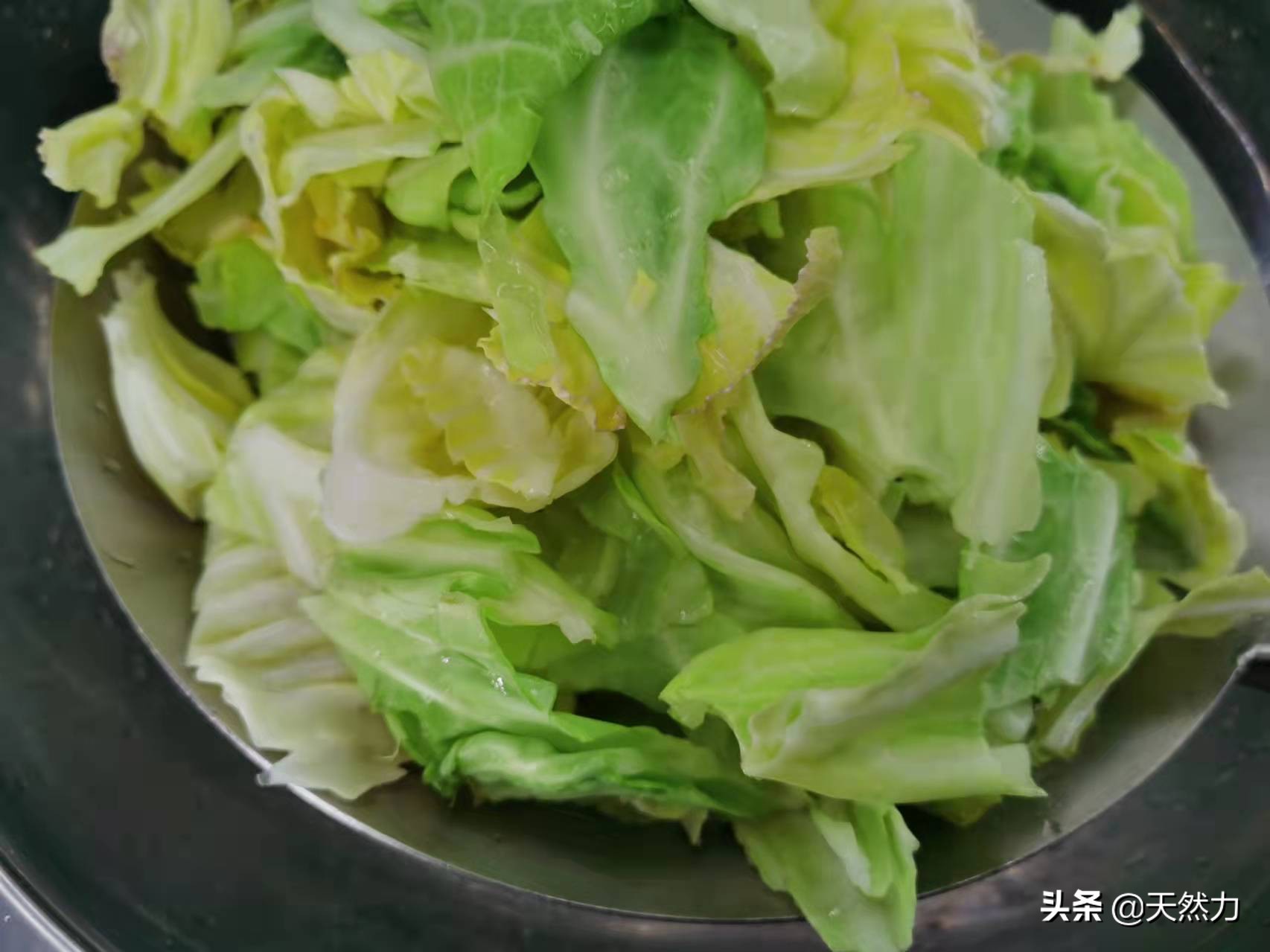 炝炒手撕包菜的做法（手撕包菜详细的做法技巧）