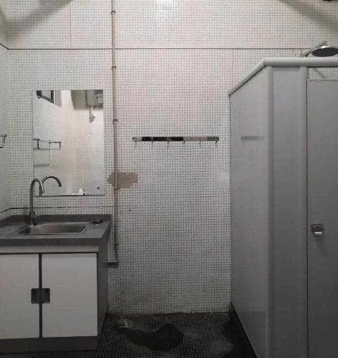 高校宿舍出现“差别对待”，交的住宿费都一样，条件为啥天差地别