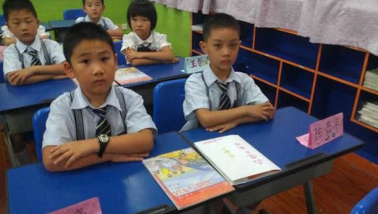小学生帮妈妈写“假条”，公司领导看哭了，爽快批假并奖励1千块