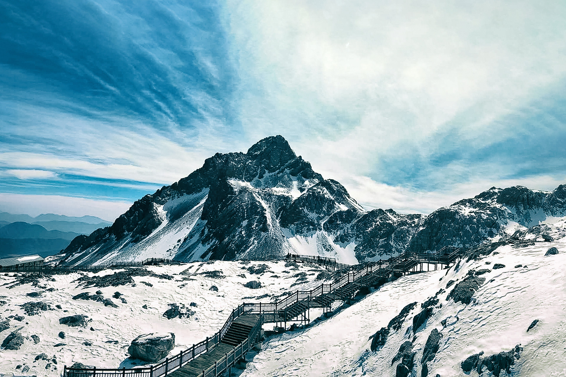 丽江玉龙雪山,是当地人心目中的神山,当地有一个神秘的传说