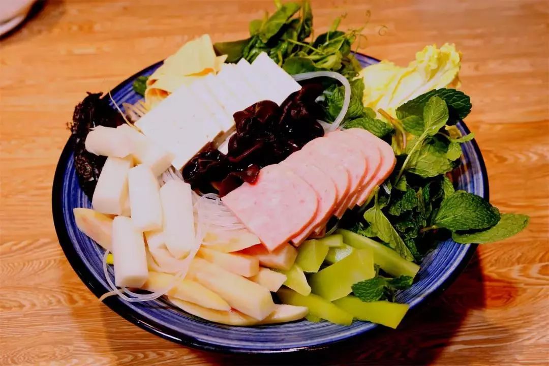 带你品味地道昆明老滋味~79元抢昆明老孔雀傣味酸汤火锅套餐！