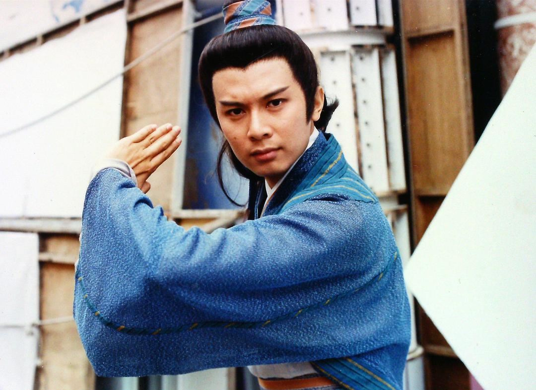 吴京曾因赚不到500万,惨遭初恋抛弃,初恋如今却落得如此下场!