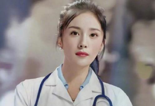 杨幂照片2020年(杨幂新年写真送祝福,金色亮片裙时尚惹眼,福袋剪纸