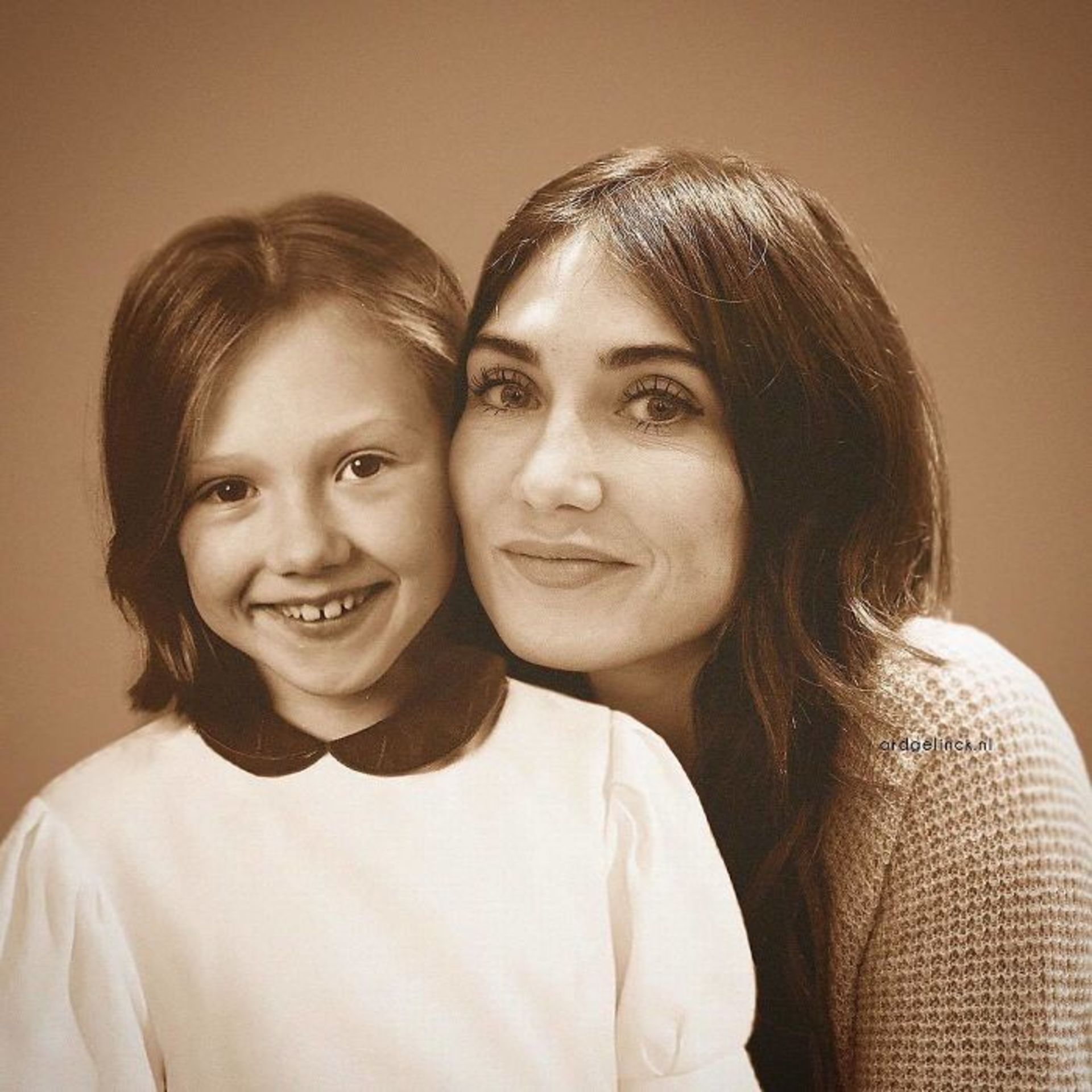 国外50个名人和年轻时的自己合影，岁月可以改变什么呢？