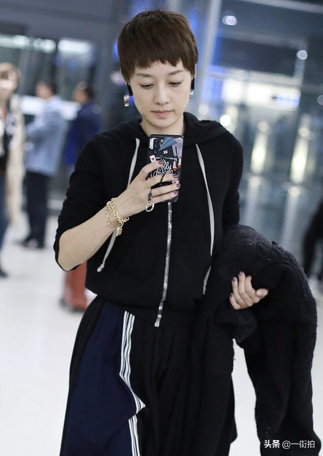 马伊琍走机场，16751上衣配半身裙，9569鞋一只脚一个颜色好任性