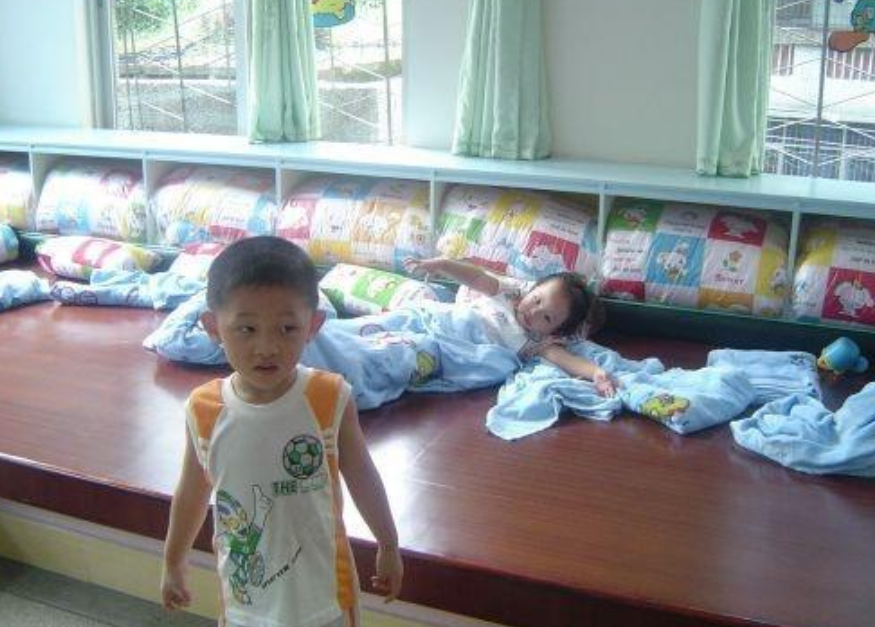 5岁男孩被学校多次劝退，老师：我不是保姆，照顾不了“小王子”