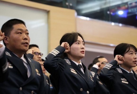 军校和警校两个优质院校，仅一字之差，哪个学生毕业后更有前途？