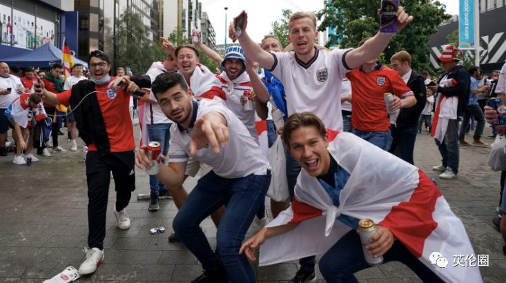 英格兰赢了，伦敦万人狂欢！靠颜值和球技征服大众的他们什么样？