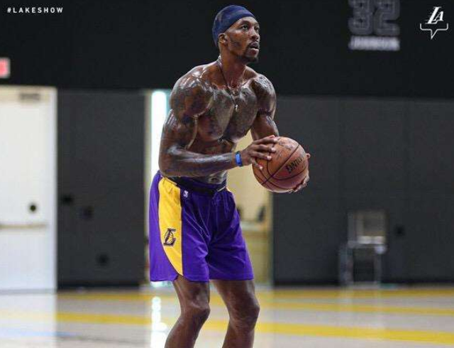 為什么nba的球員都有肌肉（有一種肌肉叫做NBA球員的胸肌！詹姆斯如鋼鐵，馬龍胸肌堪稱完美）