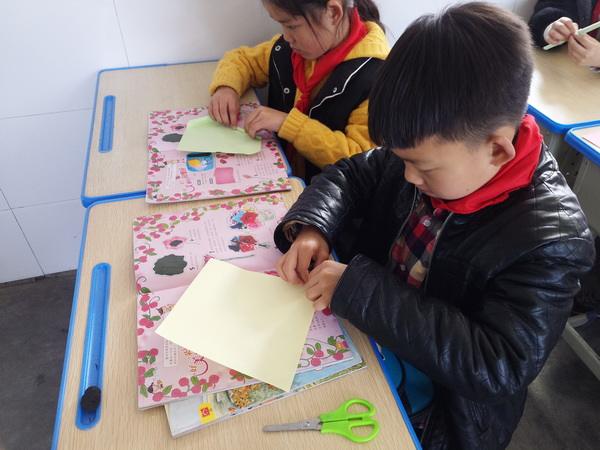 幼儿园布置手工作业，家长加班忙到凌晨三点，评比败给网购作品