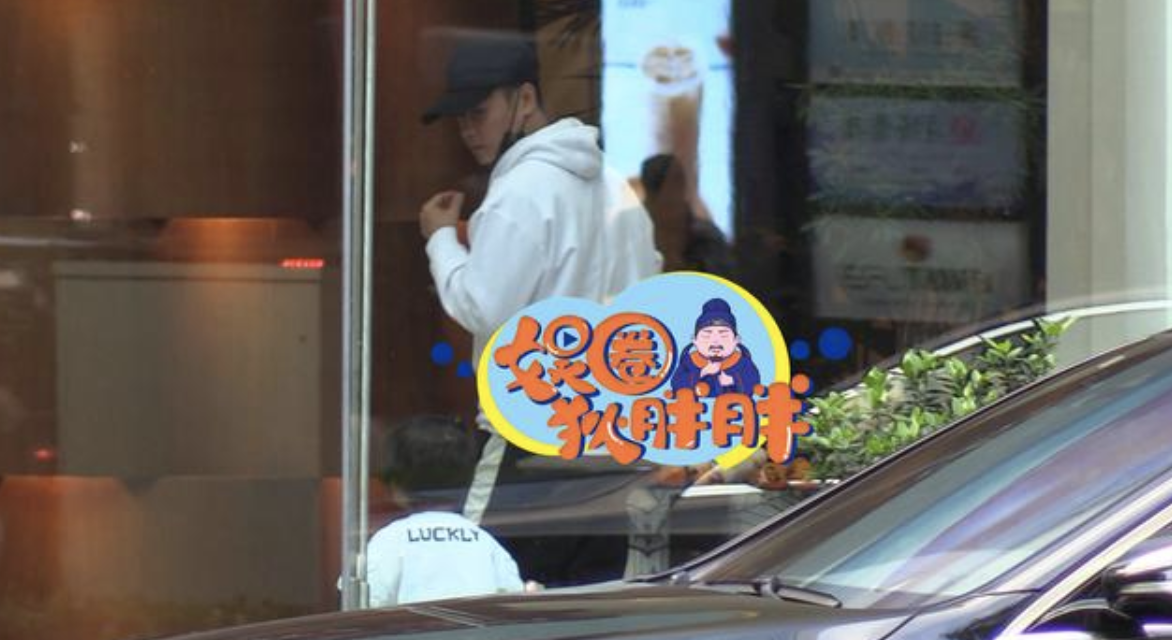 张晋独自带儿子画面被拍，父子同回公寓，鱼蛋蹦蹦跳跳活泼可爱