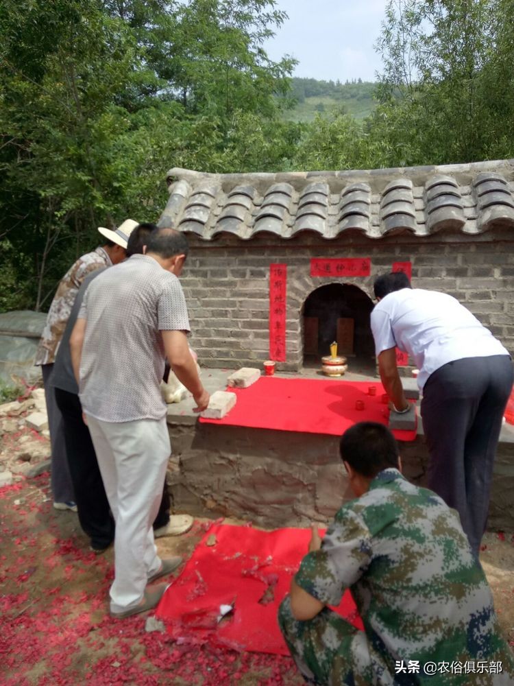 农村的古老祭祀习俗，祭品不带出祭地，要分给祭祀者吃但不能吃完