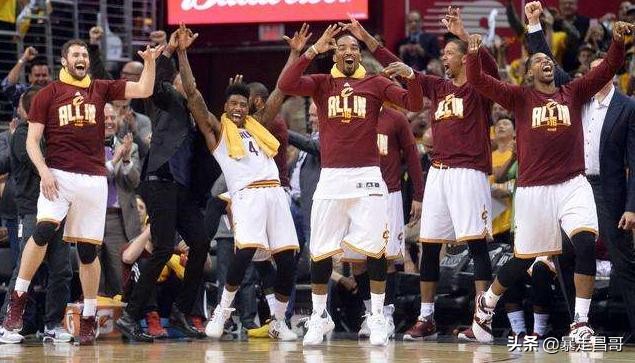 籃球比賽替補席座位有多少個（NBA一個不為人注意的地方，NBA替補席）