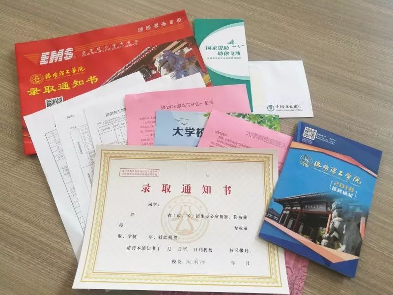 大学为何要发银行卡？这一点和普通银行卡不一样，毕业要注销吗？