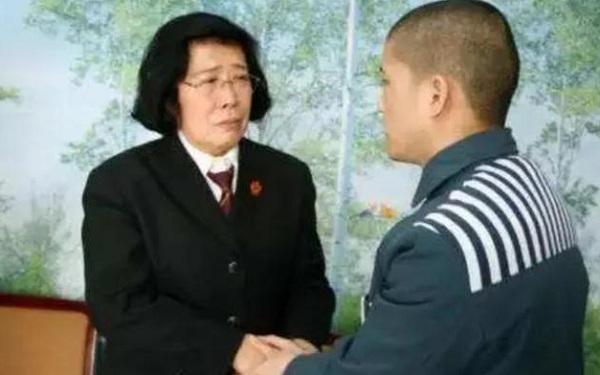 高考状元22岁抢银行被判10年，出狱后再考985名校，如今怎么样了